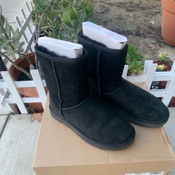 UGG
ITEM:CLASSIC SHORT II
COLOR: Black
SIZE: 6 - Picture 7 of 12